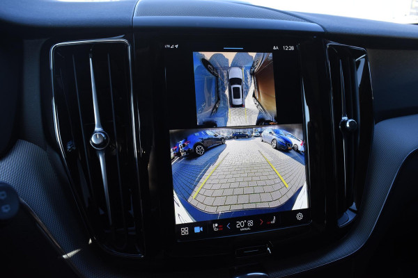 Volvo XC60 T6 350PK Automaat Plug-in Hybrid AWD Plus Dark / Navigatie / 360 Camera / Adaptieve Cruise Control / Stuur & Stoelverwarming / Elektr. Achterklep / Schuifdak / Trekhaak