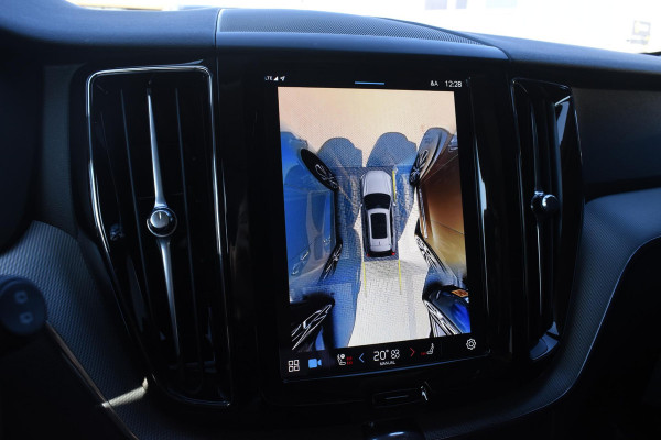 Volvo XC60 T6 350PK Automaat Plug-in Hybrid AWD Plus Dark / Navigatie / 360 Camera / Adaptieve Cruise Control / Stuur & Stoelverwarming / Elektr. Achterklep / Schuifdak / Trekhaak