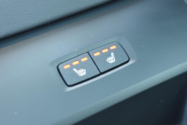 Volvo XC60 T6 350PK Automaat Plug-in Hybrid AWD Plus Dark / Navigatie / 360 Camera / Adaptieve Cruise Control / Stuur & Stoelverwarming / Elektr. Achterklep / Schuifdak / Trekhaak