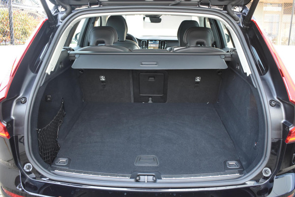 Volvo XC60 T6 350PK Automaat Plug-in Hybrid AWD Plus Dark / Navigatie / 360 Camera / Adaptieve Cruise Control / Stuur & Stoelverwarming / Elektr. Achterklep / Schuifdak / Trekhaak