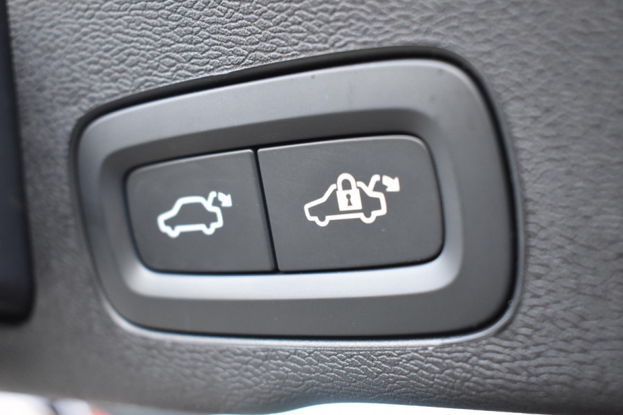 Volvo XC60 T6 350PK Automaat Plug-in Hybrid AWD Plus Dark / Navigatie / 360 Camera / Adaptieve Cruise Control / Stuur & Stoelverwarming / Elektr. Achterklep / Schuifdak / Trekhaak