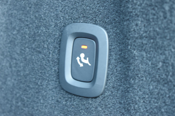 Volvo XC60 T6 350PK Automaat Plug-in Hybrid AWD Plus Dark / Navigatie / 360 Camera / Adaptieve Cruise Control / Stuur & Stoelverwarming / Elektr. Achterklep / Schuifdak / Trekhaak