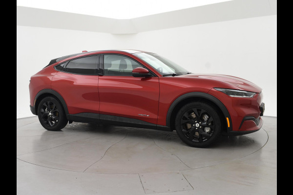 Ford Mustang Mach-E 75kWh LUCID RED + STUURVERW. / ADAPTIVE CRUISE / CARPLAY