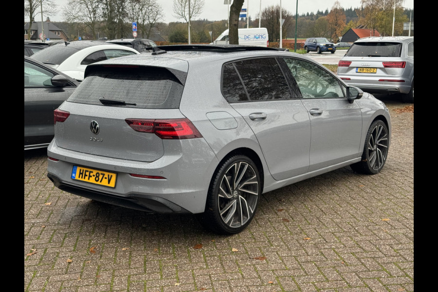 Volkswagen Golf 1.5 TSI / Panoramadak / CarPlay / Keyless / Parkeerhulp V+A / Matrix LED / 18'' / Stoelverwarming / ACC