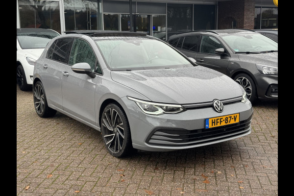 Volkswagen Golf 1.5 TSI / Panoramadak / CarPlay / Keyless / Parkeerhulp V+A / Matrix LED / 18'' / Stoelverwarming / ACC