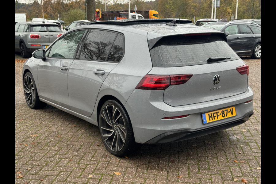 Volkswagen Golf 1.5 TSI / Panoramadak / CarPlay / Keyless / Parkeerhulp V+A / Matrix LED / 18'' / Stoelverwarming / ACC