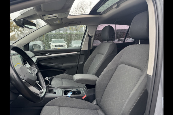 Volkswagen Golf 1.5 TSI / Panoramadak / CarPlay / Keyless / Parkeerhulp V+A / Matrix LED / 18'' / Stoelverwarming / ACC