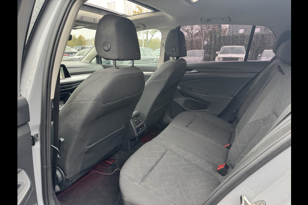 Volkswagen Golf 1.5 TSI / Panoramadak / CarPlay / Keyless / Parkeerhulp V+A / Matrix LED / 18'' / Stoelverwarming / ACC