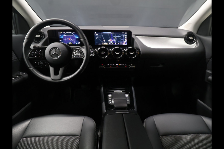 Mercedes-Benz GLA 200 Sport [ACHTERUITRIJCAMERA, DIGITAL DASHBOARD, LED, CRUISE CONTORL, BLUETOOTH TELEFOON, PDC V+A, AUTOMATISCHE AIRCO, AUTOMATISCHE VERLICHTING, NAVIGATIE, AUTOMAAT, NIEUWSTAAT]