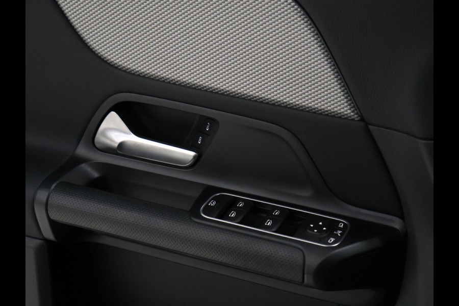 Mercedes-Benz GLA 200 Sport [ACHTERUITRIJCAMERA, DIGITAL DASHBOARD, LED, CRUISE CONTORL, BLUETOOTH TELEFOON, PDC V+A, AUTOMATISCHE AIRCO, AUTOMATISCHE VERLICHTING, NAVIGATIE, AUTOMAAT, NIEUWSTAAT]