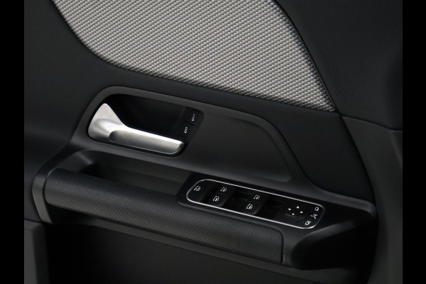 Mercedes-Benz GLA 200 Sport [ACHTERUITRIJCAMERA, DIGITAL DASHBOARD, LED, CRUISE CONTORL, BLUETOOTH TELEFOON, PDC V+A, AUTOMATISCHE AIRCO, AUTOMATISCHE VERLICHTING, NAVIGATIE, AUTOMAAT, NIEUWSTAAT]