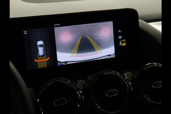 Mercedes-Benz GLA 200 Sport [ACHTERUITRIJCAMERA, DIGITAL DASHBOARD, LED, CRUISE CONTORL, BLUETOOTH TELEFOON, PDC V+A, AUTOMATISCHE AIRCO, AUTOMATISCHE VERLICHTING, NAVIGATIE, AUTOMAAT, NIEUWSTAAT]