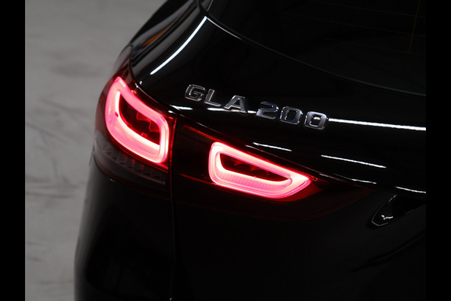 Mercedes-Benz GLA 200 Sport [ACHTERUITRIJCAMERA, DIGITAL DASHBOARD, LED, CRUISE CONTORL, BLUETOOTH TELEFOON, PDC V+A, AUTOMATISCHE AIRCO, AUTOMATISCHE VERLICHTING, NAVIGATIE, AUTOMAAT, NIEUWSTAAT]