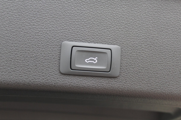 Audi e-tron e-tron 50 quattro Launch edition plus 71 kWh / Panoramadak / Leder / 20'' / Luchtvering / Parkeerhulp V+A / ACC / Navigatie / Stoelverwarming