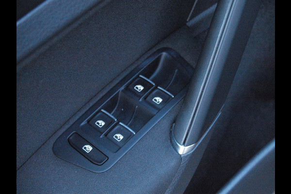 Volkswagen Golf 1.4 TSI Highline Business R | Camera | Apple Carplay | Cruise Control | Virtual Cockpit |