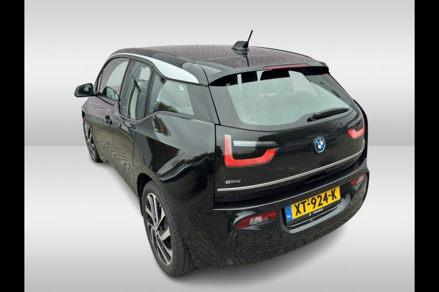 BMW i3 Basis 120Ah 42 kWh / Navigatie / 19'' / Parkeerhulp achter / Navigatie / Harman Kardon / Stoelverwarming / Cruise Control / Warmtepomp / Getint glas