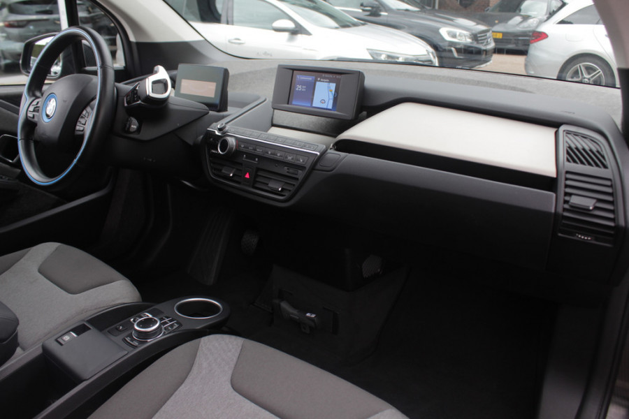 BMW i3 Basis 120Ah 42 kWh / Navigatie / 19'' / Parkeerhulp achter / Navigatie / Harman Kardon / Stoelverwarming / Cruise Control / Warmtepomp / Getint glas