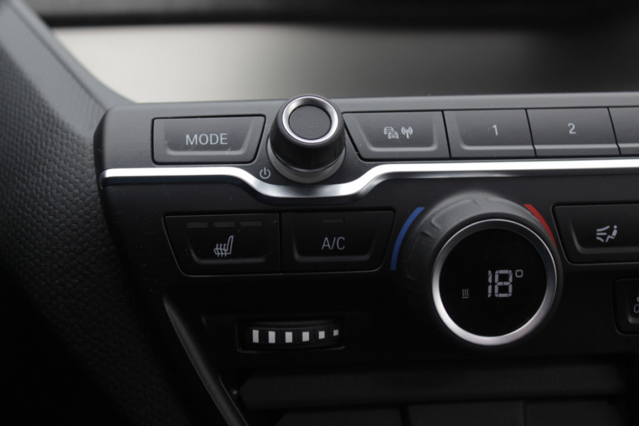 BMW i3 Basis 120Ah 42 kWh / Navigatie / 19'' / Parkeerhulp achter / Navigatie / Harman Kardon / Stoelverwarming / Cruise Control / Warmtepomp / Getint glas