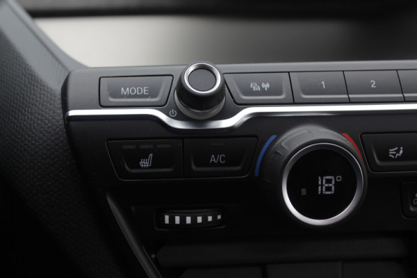 BMW i3 Basis 120Ah 42 kWh / Navigatie / 19'' / Parkeerhulp achter / Navigatie / Harman Kardon / Stoelverwarming / Cruise Control / Warmtepomp / Getint glas