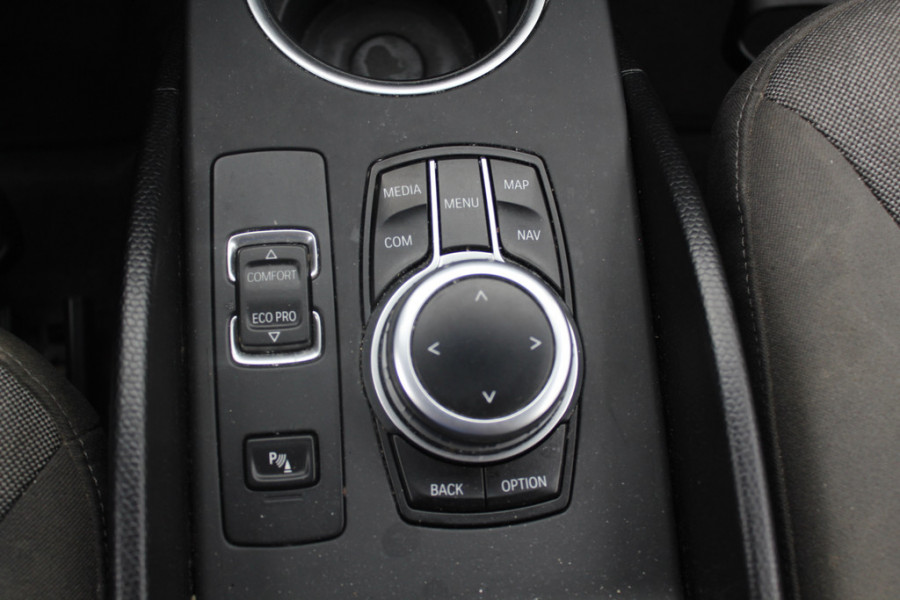 BMW i3 Basis 120Ah 42 kWh / Navigatie / 19'' / Parkeerhulp achter / Navigatie / Harman Kardon / Stoelverwarming / Cruise Control / Warmtepomp / Getint glas