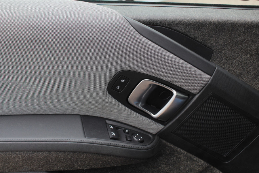 BMW i3 Basis 120Ah 42 kWh / Navigatie / 19'' / Parkeerhulp achter / Navigatie / Harman Kardon / Stoelverwarming / Cruise Control / Warmtepomp / Getint glas