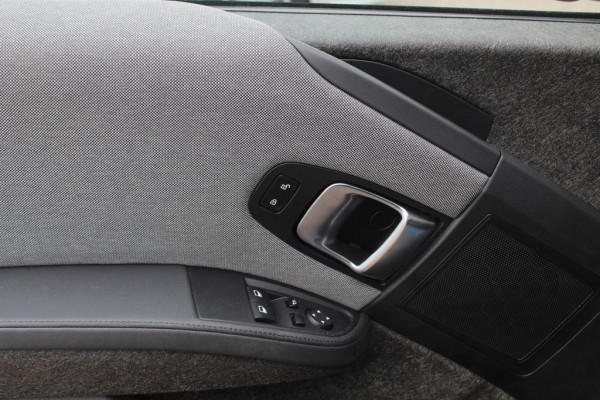 BMW i3 Basis 120Ah 42 kWh / Navigatie / 19'' / Parkeerhulp achter / Navigatie / Harman Kardon / Stoelverwarming / Cruise Control / Warmtepomp / Getint glas