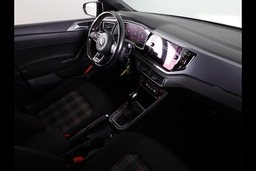 Volkswagen Polo 2.0 TSI GTI 20PK DSG | Digitaal dashboard | Navigatie | Parkeersensoren voor + achter | 18"LM velgen |