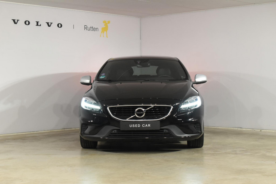 Volvo V40 T4 190PK Business Sport R-Design / Navigatie / Trekhaak / Leren bekleding / Stoelverwarming / Parkeersensoren v+a / Panoramadak / Achteruitrijcamera / Privacy Glass