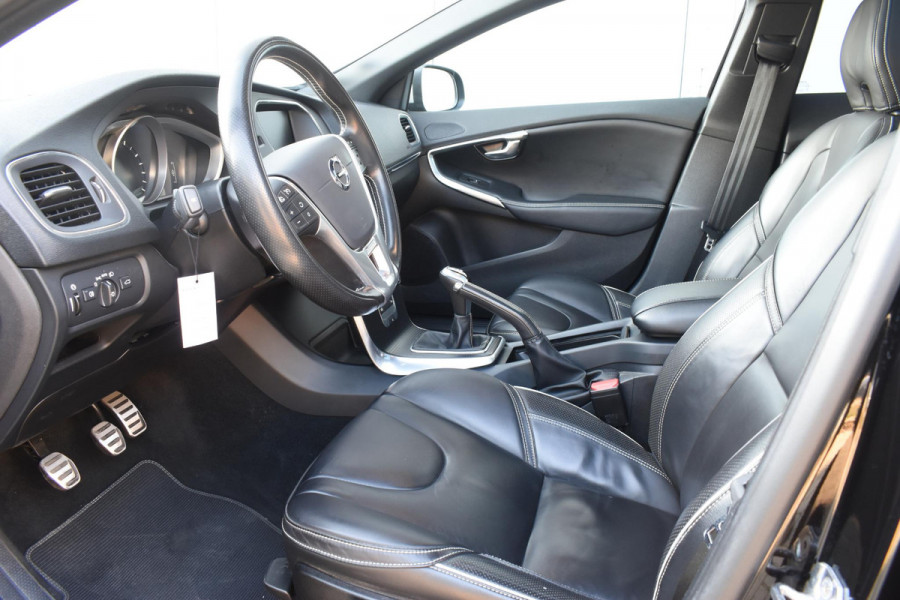 Volvo V40 T4 190PK Business Sport R-Design / Navigatie / Trekhaak / Leren bekleding / Stoelverwarming / Parkeersensoren v+a / Panoramadak / Achteruitrijcamera / Privacy Glass