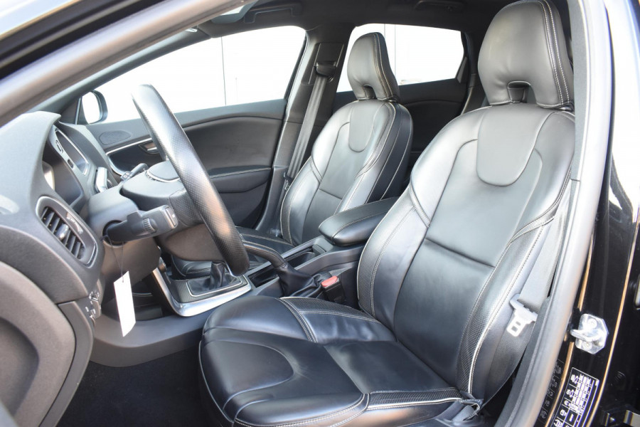 Volvo V40 T4 190PK Business Sport R-Design / Navigatie / Trekhaak / Leren bekleding / Stoelverwarming / Parkeersensoren v+a / Panoramadak / Achteruitrijcamera / Privacy Glass