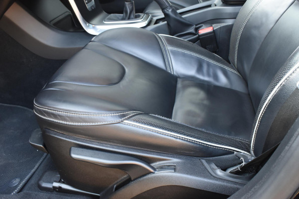 Volvo V40 T4 190PK Business Sport R-Design / Navigatie / Trekhaak / Leren bekleding / Stoelverwarming / Parkeersensoren v+a / Panoramadak / Achteruitrijcamera / Privacy Glass