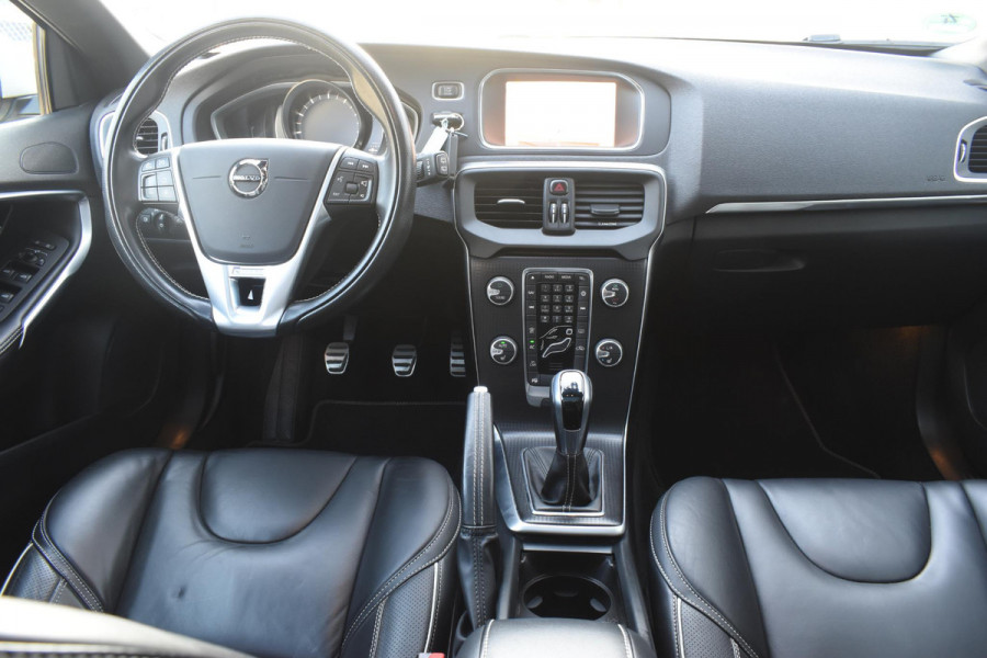 Volvo V40 T4 190PK Business Sport R-Design / Navigatie / Trekhaak / Leren bekleding / Stoelverwarming / Parkeersensoren v+a / Panoramadak / Achteruitrijcamera / Privacy Glass