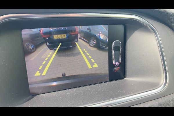 Volvo V40 T4 190PK Business Sport R-Design / Navigatie / Trekhaak / Leren bekleding / Stoelverwarming / Parkeersensoren v+a / Panoramadak / Achteruitrijcamera / Privacy Glass