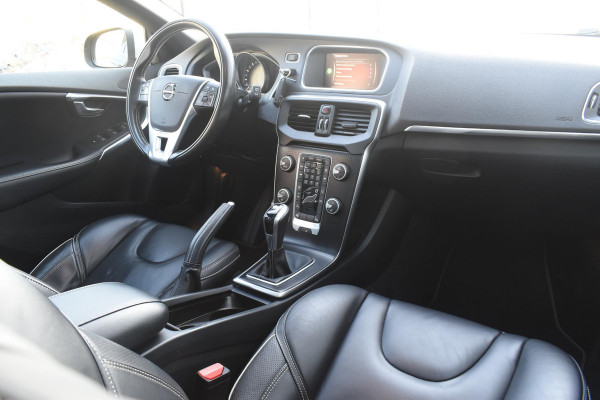 Volvo V40 T4 190PK Business Sport R-Design / Navigatie / Trekhaak / Leren bekleding / Stoelverwarming / Parkeersensoren v+a / Panoramadak / Achteruitrijcamera / Privacy Glass