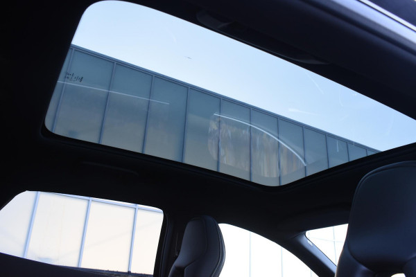 Volvo V40 T4 190PK Business Sport R-Design / Navigatie / Trekhaak / Leren bekleding / Stoelverwarming / Parkeersensoren v+a / Panoramadak / Achteruitrijcamera / Privacy Glass