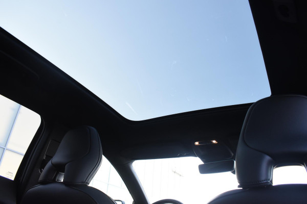 Volvo V40 T4 190PK Business Sport R-Design / Navigatie / Trekhaak / Leren bekleding / Stoelverwarming / Parkeersensoren v+a / Panoramadak / Achteruitrijcamera / Privacy Glass