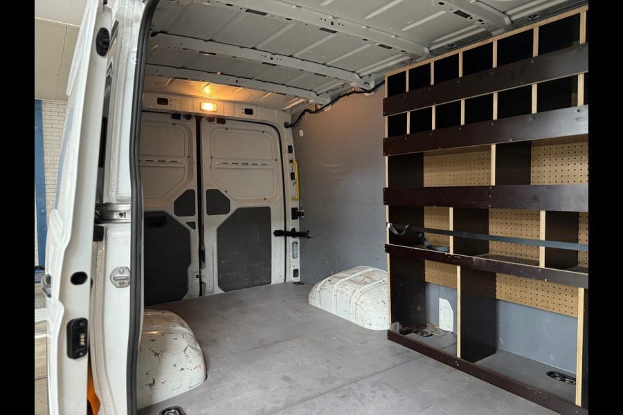 Volkswagen Crafter 35 2.0 TDI L3H2 Highline | Dubbellucht | Navigatie | Massagestoel | Trekhaak | Carplay