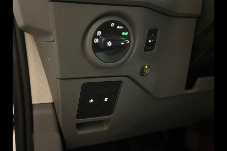 Volkswagen Crafter 35 2.0 TDI L3H2 Highline | Dubbellucht | Navigatie | Massagestoel | Trekhaak | Carplay