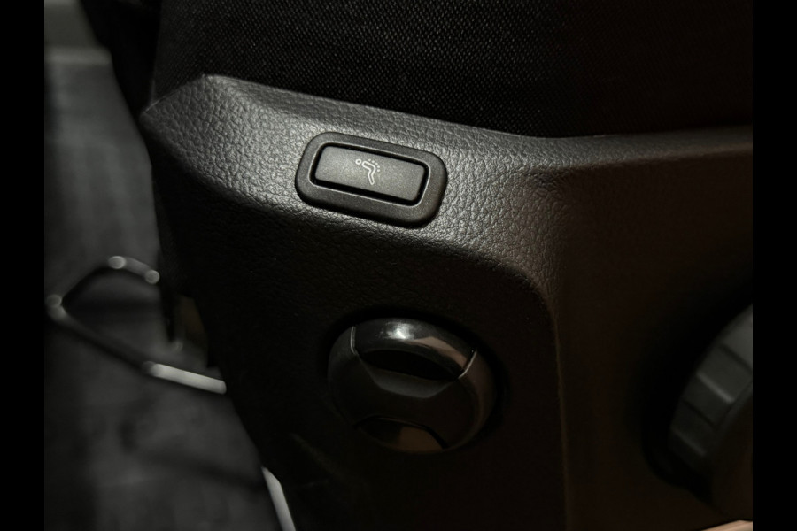 Volkswagen Crafter 35 2.0 TDI L3H2 Highline | Dubbellucht | Navigatie | Massagestoel | Trekhaak | Carplay