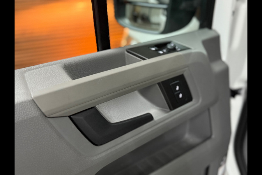 Volkswagen Crafter 35 2.0 TDI L3H2 Highline | Dubbellucht | Navigatie | Massagestoel | Trekhaak | Carplay