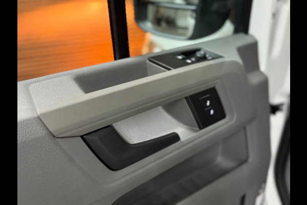 Volkswagen Crafter 35 2.0 TDI L3H2 Highline | Dubbellucht | Navigatie | Massagestoel | Trekhaak | Carplay