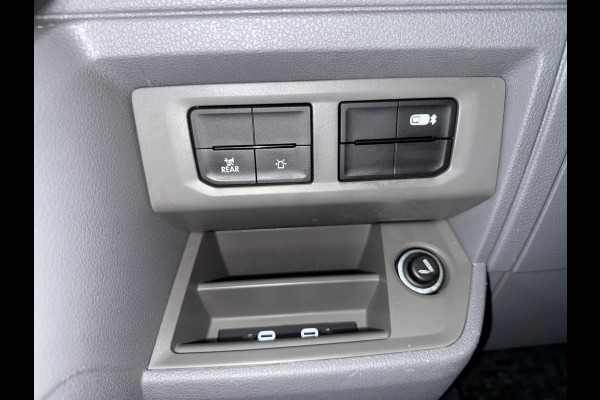 Volkswagen Crafter 35 2.0 TDI L3H2 Highline | Dubbellucht | Navigatie | Massagestoel | Trekhaak | Carplay