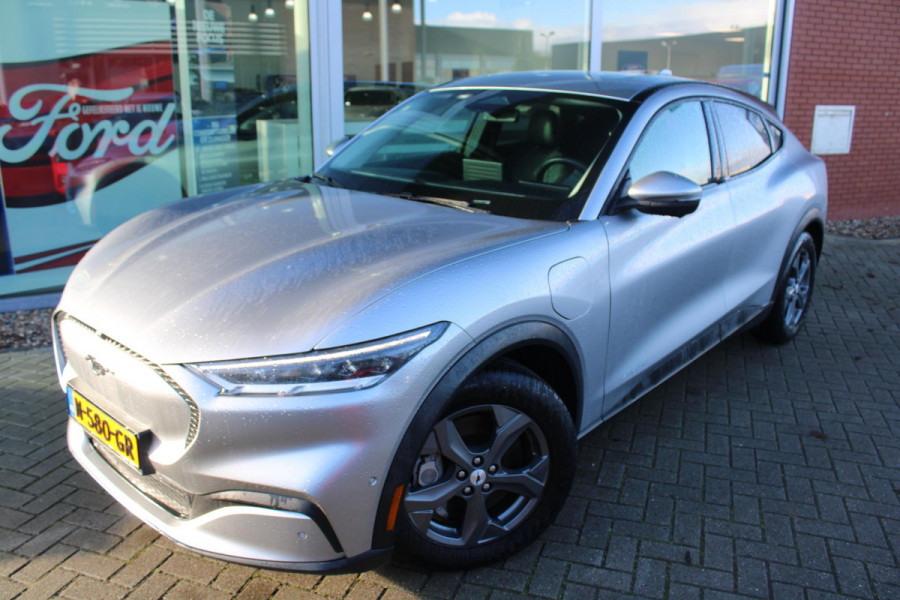 Ford Mustang Mach-E RWD 75 kWh | Trekhaak | Lederen bekleding | Voorruitverwarming | Stoelverwarming | Adaptieve cruise Control | Camera | Electrische achterklep