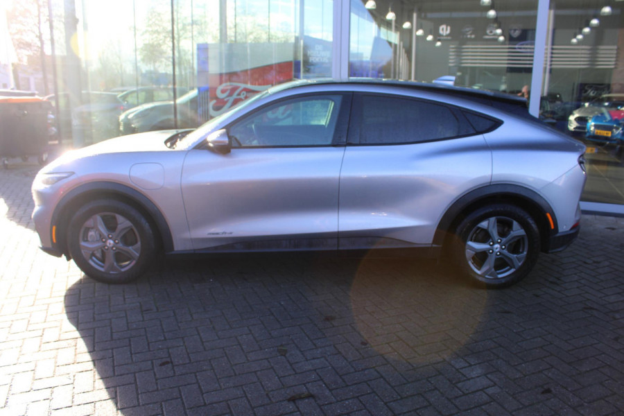 Ford Mustang Mach-E RWD 75 kWh | Trekhaak | Lederen bekleding | Voorruitverwarming | Stoelverwarming | Adaptieve cruise Control | Camera | Electrische achterklep