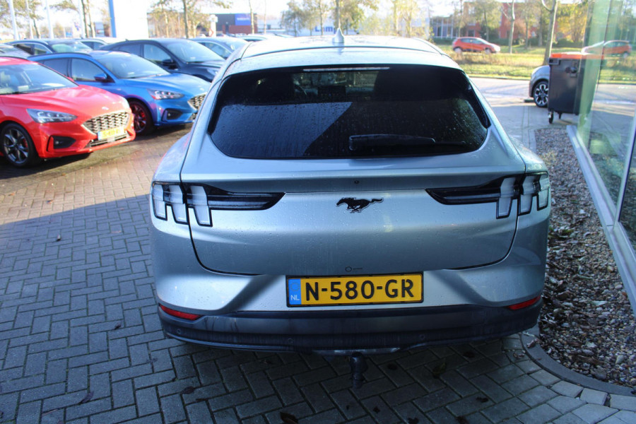 Ford Mustang Mach-E RWD 75 kWh | Trekhaak | Lederen bekleding | Voorruitverwarming | Stoelverwarming | Adaptieve cruise Control | Camera | Electrische achterklep