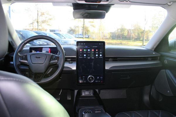 Ford Mustang Mach-E RWD 75 kWh | Trekhaak | Lederen bekleding | Voorruitverwarming | Stoelverwarming | Adaptieve cruise Control | Camera | Electrische achterklep
