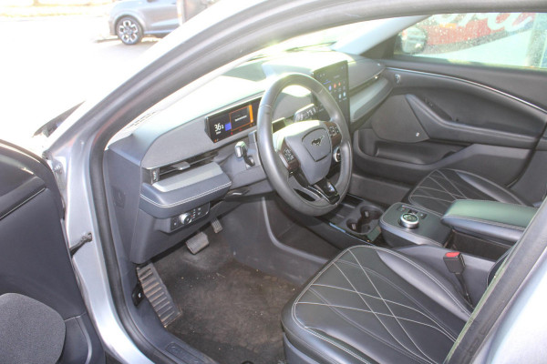 Ford Mustang Mach-E RWD 75 kWh | Trekhaak | Lederen bekleding | Voorruitverwarming | Stoelverwarming | Adaptieve cruise Control | Camera | Electrische achterklep