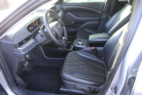 Ford Mustang Mach-E RWD 75 kWh | Trekhaak | Lederen bekleding | Voorruitverwarming | Stoelverwarming | Adaptieve cruise Control | Camera | Electrische achterklep