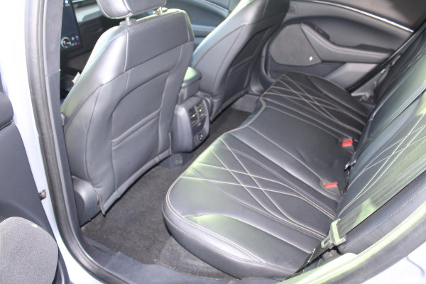 Ford Mustang Mach-E RWD 75 kWh | Trekhaak | Lederen bekleding | Voorruitverwarming | Stoelverwarming | Adaptieve cruise Control | Camera | Electrische achterklep