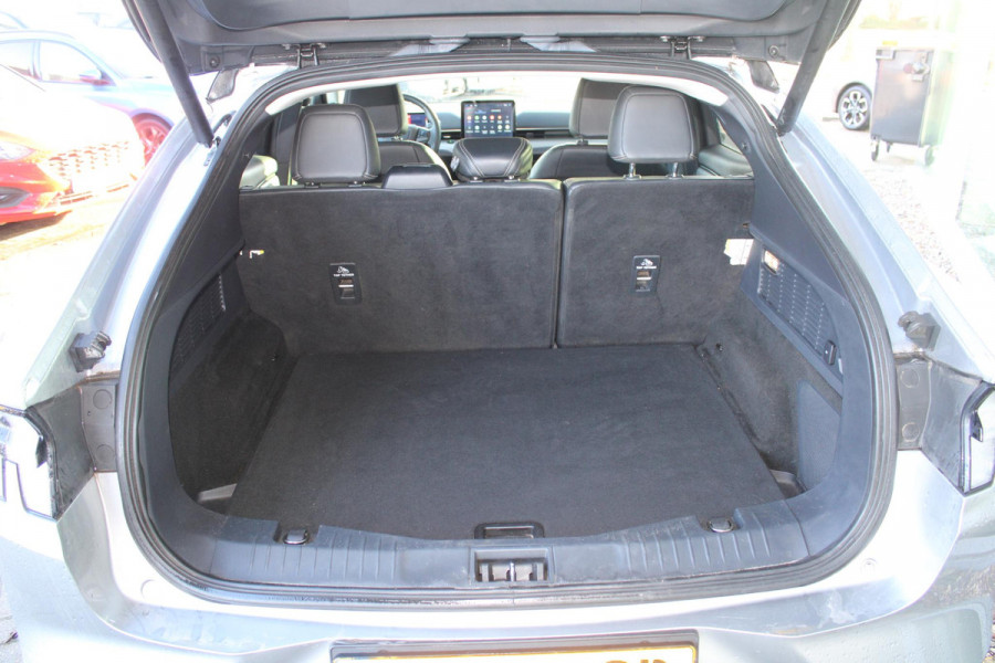 Ford Mustang Mach-E RWD 75 kWh | Trekhaak | Lederen bekleding | Voorruitverwarming | Stoelverwarming | Adaptieve cruise Control | Camera | Electrische achterklep